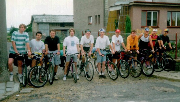 Margl bike team na startu prvního ročníku - já jsem ten jediný na silničním kole s brýkemi ve vlasech.