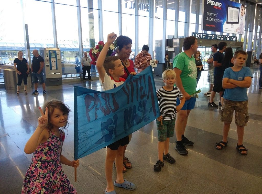 Čekání na letišti aneb fandí celá rodina 